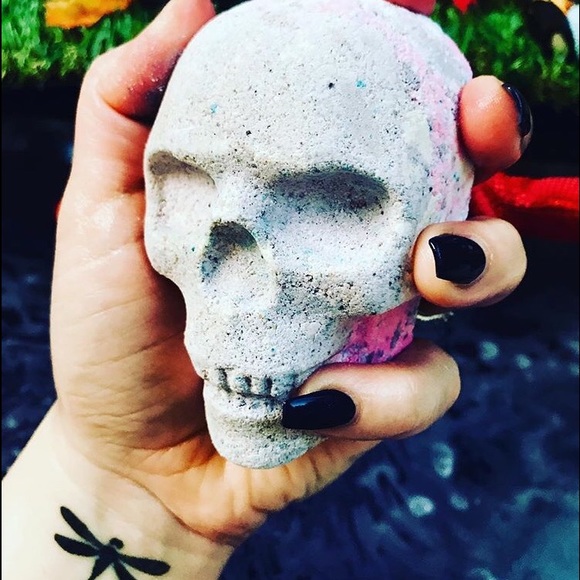 COPY - Jumbo rainbow skull bath bomb - Picture 2 of 5